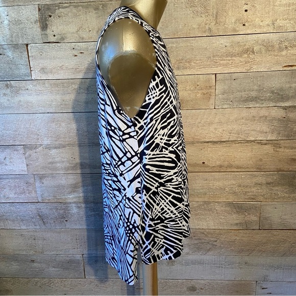 Nike  women’s white & black sleeveless shirt‎ in size small - Picture 4 of 10